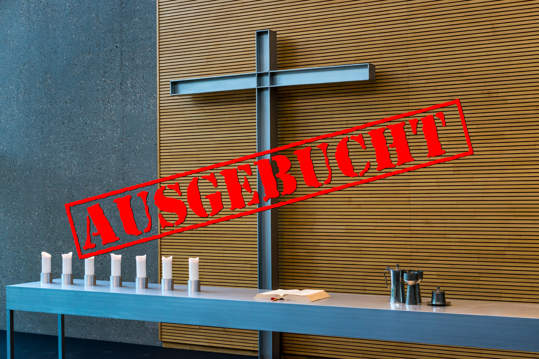 Stempeldruck „ausgebucht“ auf Altar der Evangelischen Johanneskirche mit Kerzen, Bibel sowie Kanne, Kelche und Oblatendose