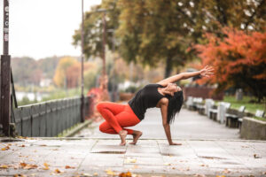 junge Frau macht Stretching Yoga-Übung im Freien