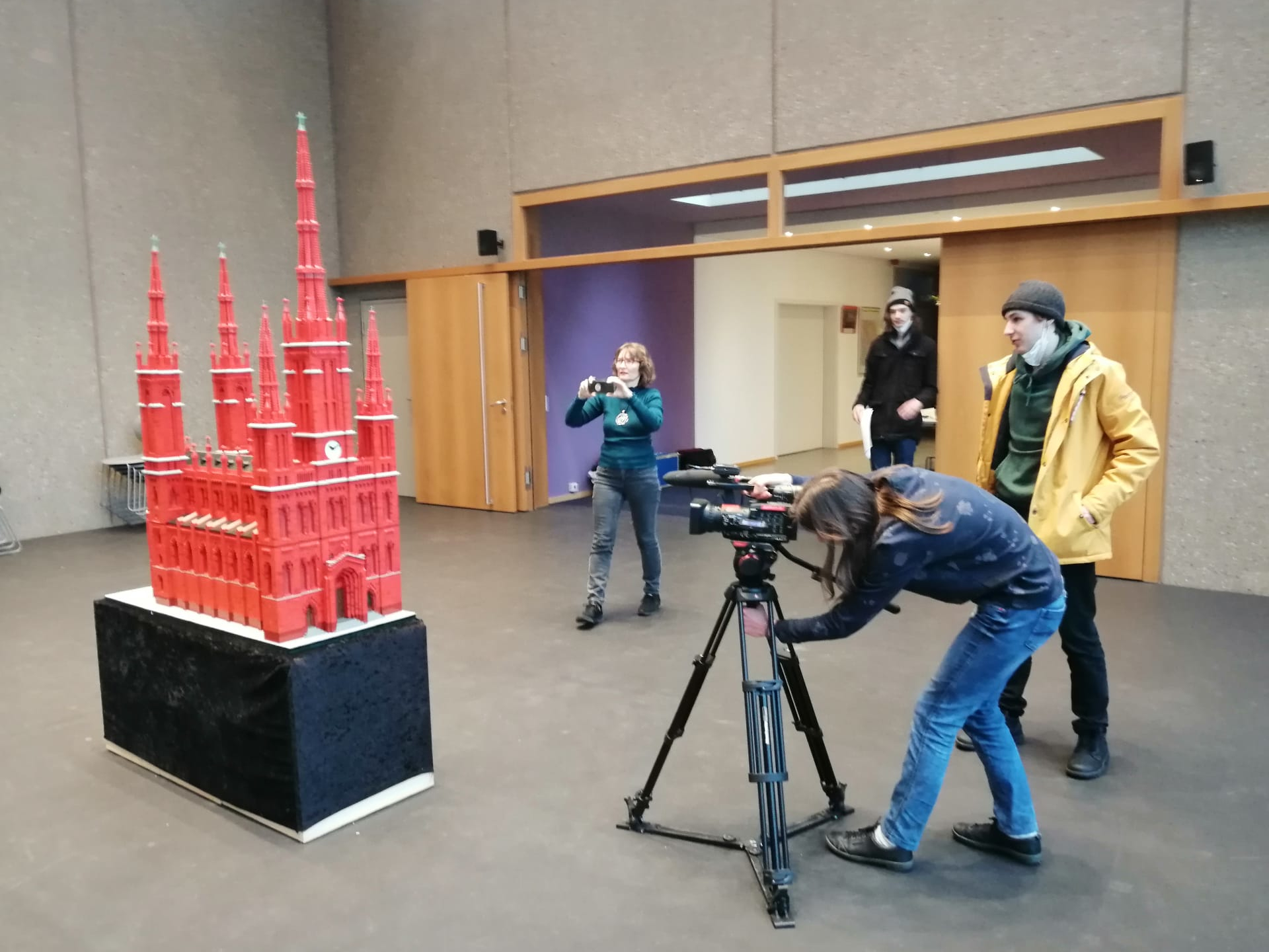 Team von Campus-TV der Uni Mainz bei Filmaufnahmen in der Joha