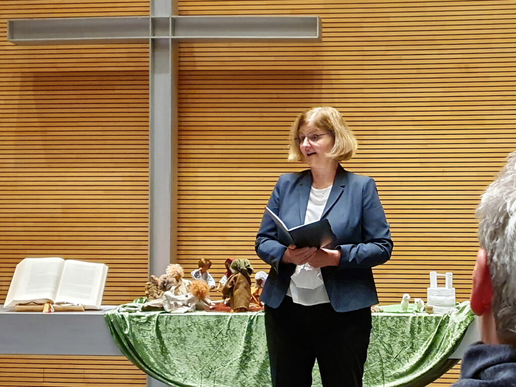 Die Vorsitzende des Kirchenvorstands Birgit Schmidt dankt Ingrid Seiler im Namen der Gemeinde