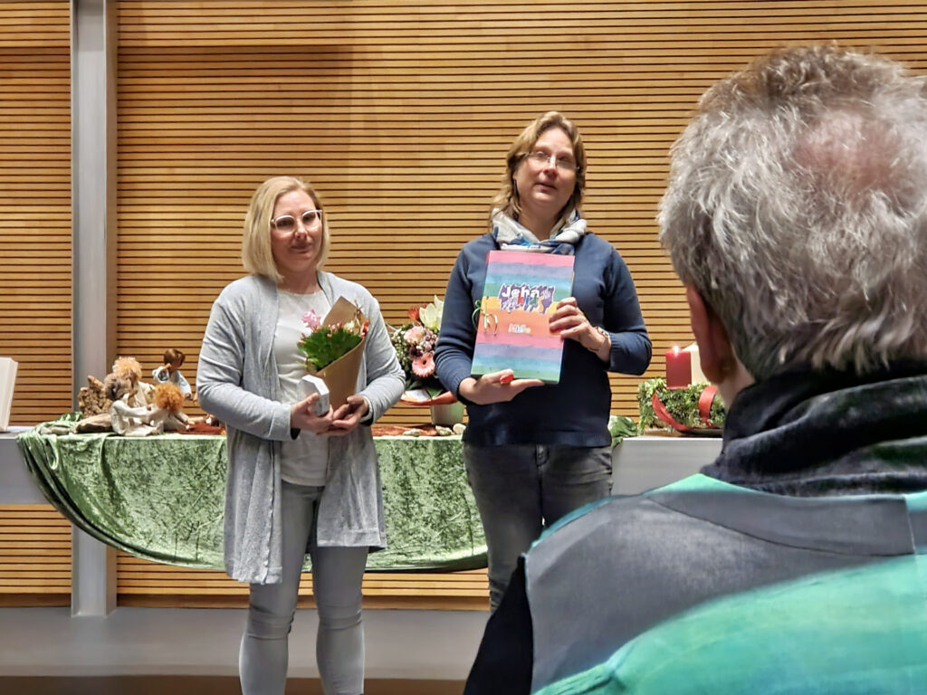 Daniela Präckel und Stephanie Ott danken und überreichen ein Abschiedsbuch der Joha-Kids
