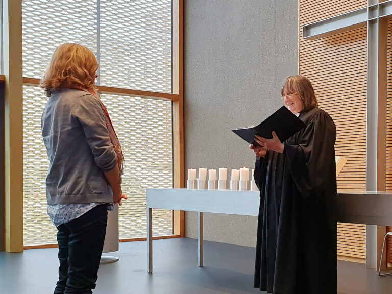 Einführung von Heike Paul-Guerdi in den Kirchenvorstand durch Pfarrerin Ulrike Decker-Horz in der Ev. Johanneskirche Wiesbaden