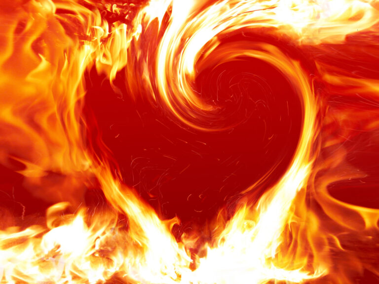Züngelnde Flammen formen ein Herz
