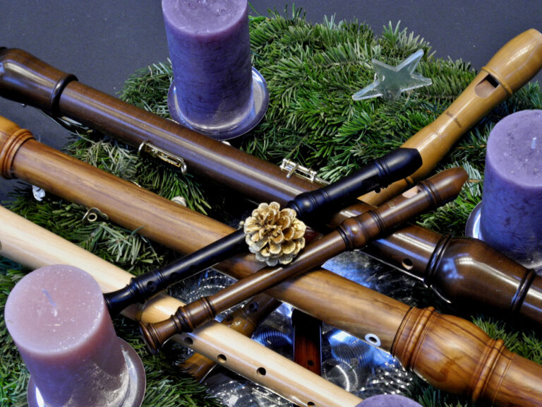 Flöten des Blockflöten-Ensemles „Flutes & More“ auf einem Adventskranz