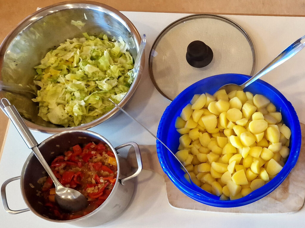 Kartoffeln, Ratatouille und Salat bei „Dreierlei“, dem lebendigen Mittagstisch im Weidenborn