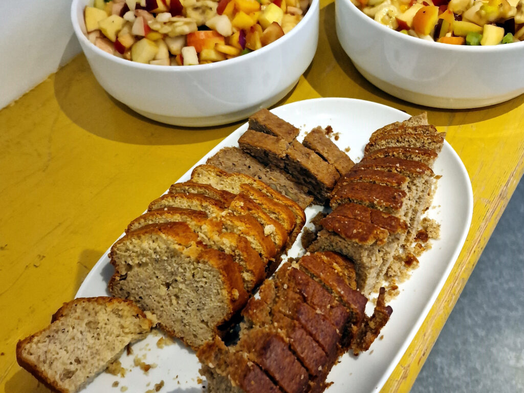 Kuchen und Obstsalat bei „Dreierlei“, dem lebendigen Mittagstisch im Weidenborn