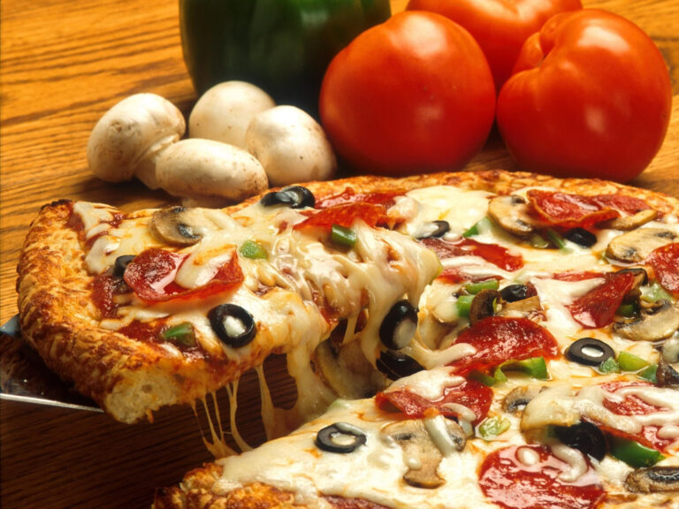 Pizza mit Salami, Oliven, Pilzen, Paprika und Käse