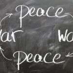 Symbolbild für den Kreislauf von Krieg und Frieden